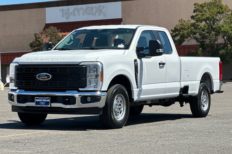Ford F-250SD Vehicle Full-screen Gallery Image 07