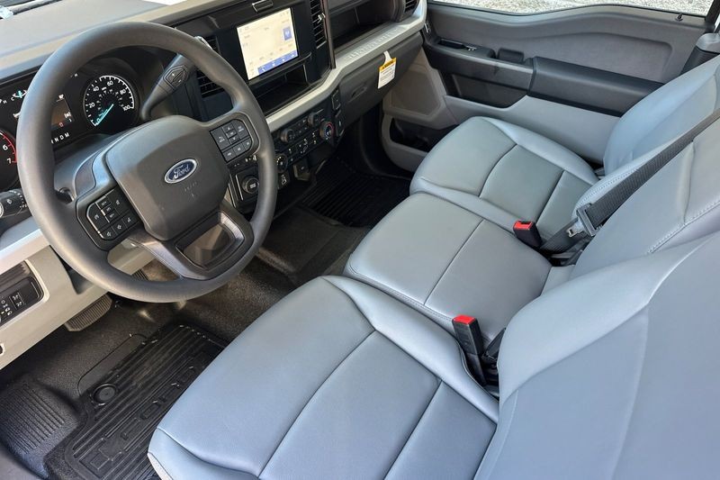 Ford F-250SD Vehicle Full-screen Gallery Image 09