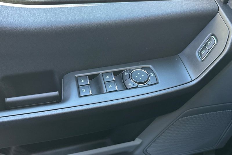 Ford F-250SD Vehicle Full-screen Gallery Image 10
