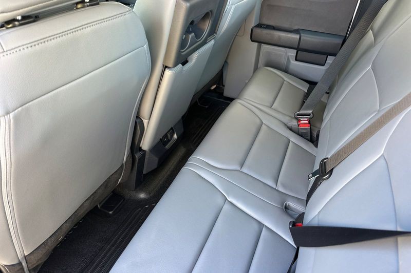 Ford F-250SD Vehicle Full-screen Gallery Image 12
