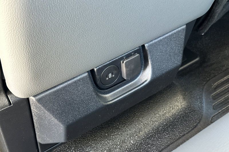 Ford F-250SD Vehicle Full-screen Gallery Image 13