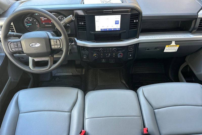 Ford F-250SD Vehicle Full-screen Gallery Image 14