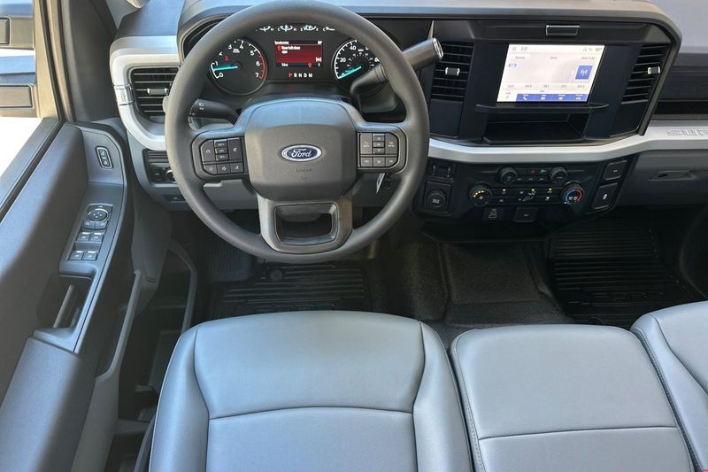 Ford F-250SD Vehicle Full-screen Gallery Image 15