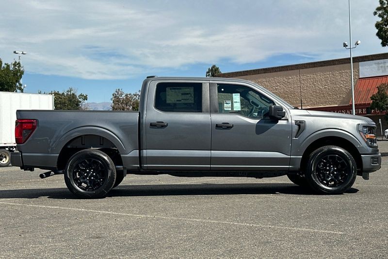 Ford F-150 Vehicle Full-screen Gallery Image 02