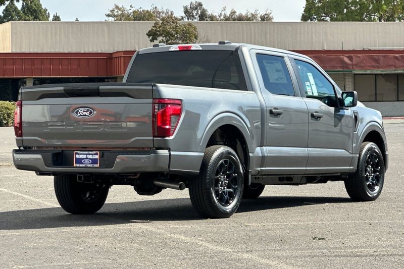 Ford F-150 Vehicle Full-screen Gallery Image 03