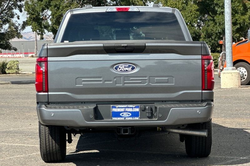 Ford F-150 Vehicle Full-screen Gallery Image 04