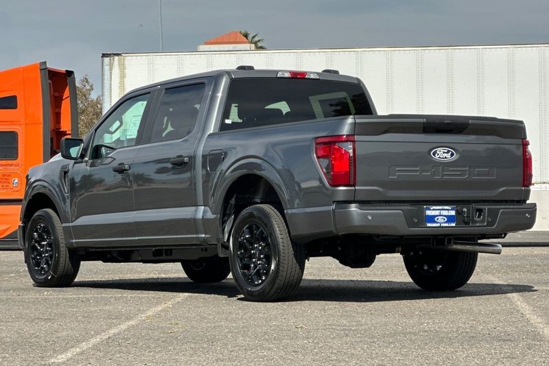 Ford F-150 Vehicle Full-screen Gallery Image 05