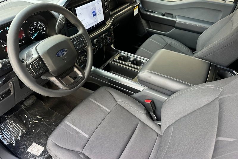 Ford F-150 Vehicle Full-screen Gallery Image 09