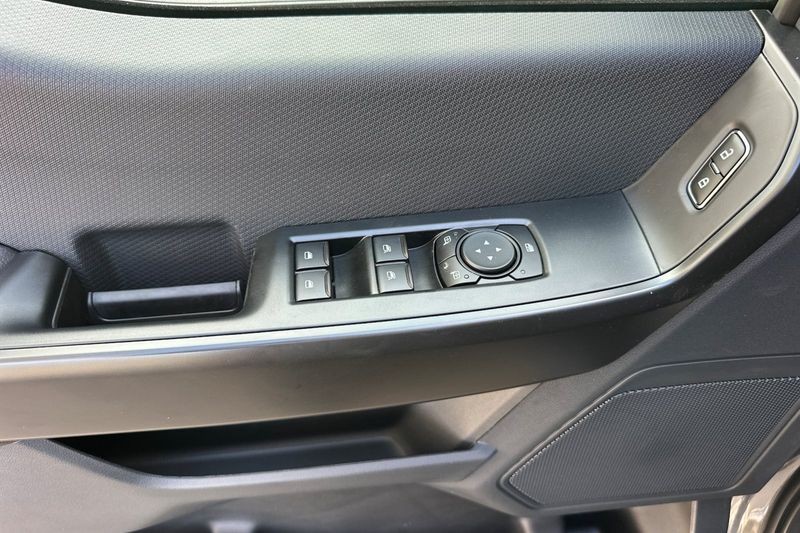 Ford F-150 Vehicle Full-screen Gallery Image 10