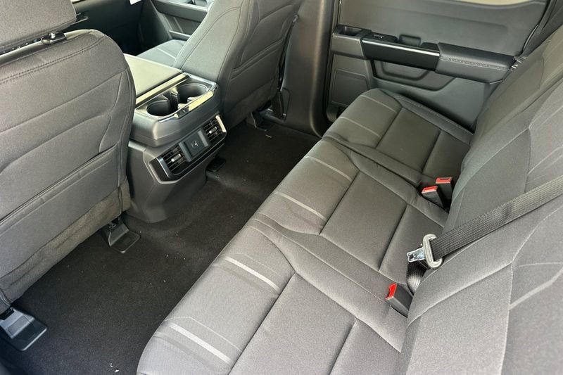 Ford F-150 Vehicle Full-screen Gallery Image 12