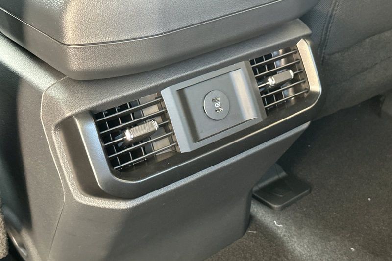 Ford F-150 Vehicle Full-screen Gallery Image 13