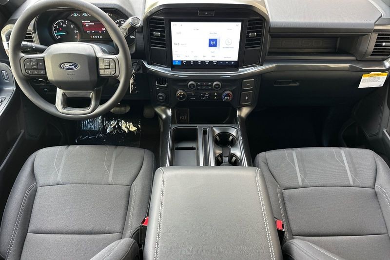 Ford F-150 Vehicle Full-screen Gallery Image 14