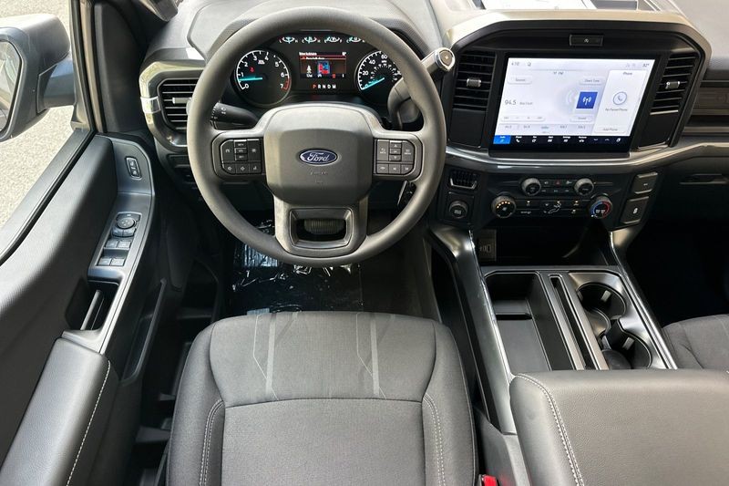 Ford F-150 Vehicle Full-screen Gallery Image 15