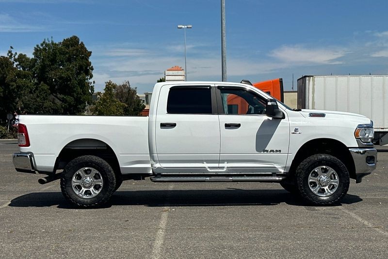 Ram 2500 Vehicle Full-screen Gallery Image 02