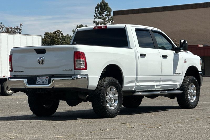 Ram 2500 Vehicle Full-screen Gallery Image 03