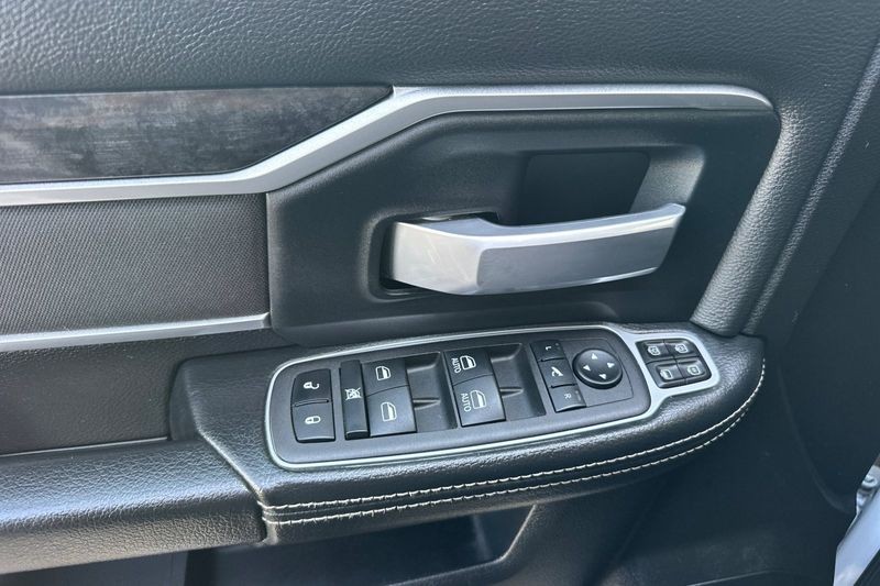 Ram 2500 Vehicle Full-screen Gallery Image 11