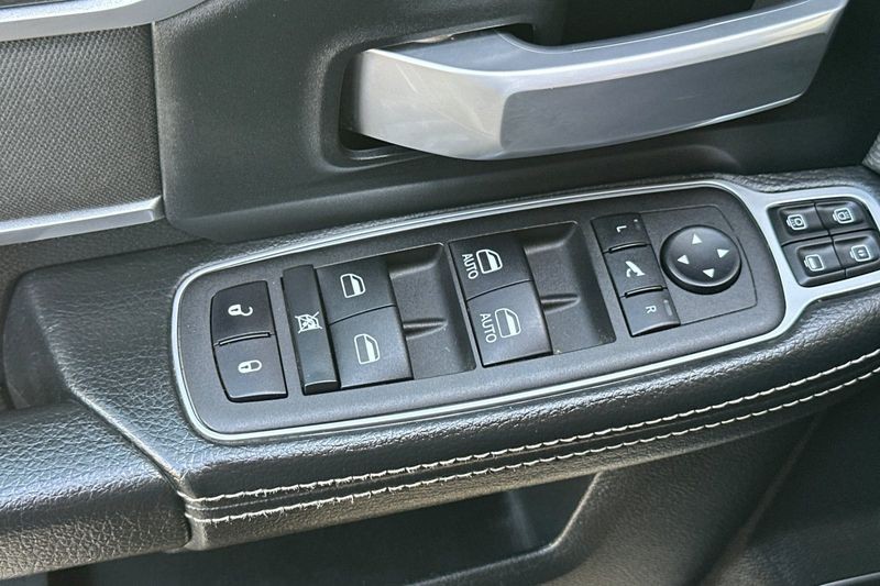 Ram 2500 Vehicle Full-screen Gallery Image 12