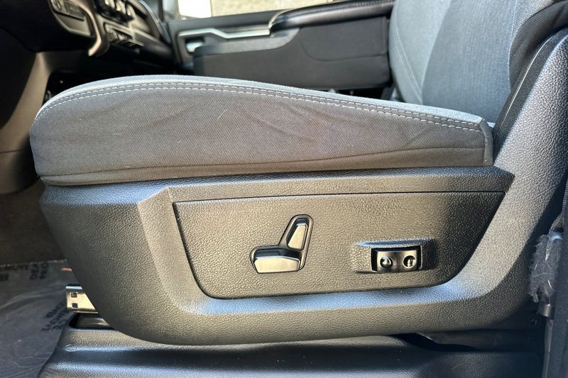 Ram 2500 Vehicle Full-screen Gallery Image 13