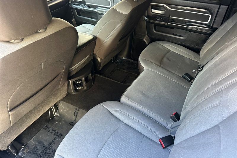 Ram 2500 Vehicle Full-screen Gallery Image 14