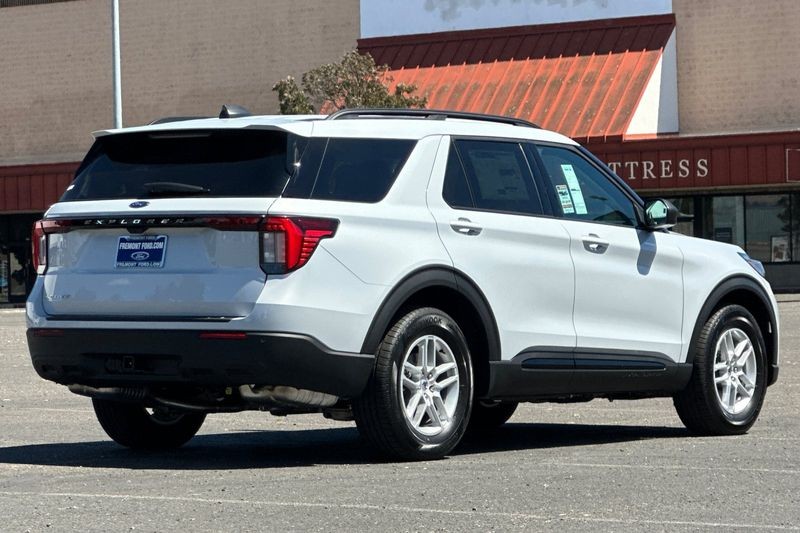 Ford Explorer Vehicle Full-screen Gallery Image 03