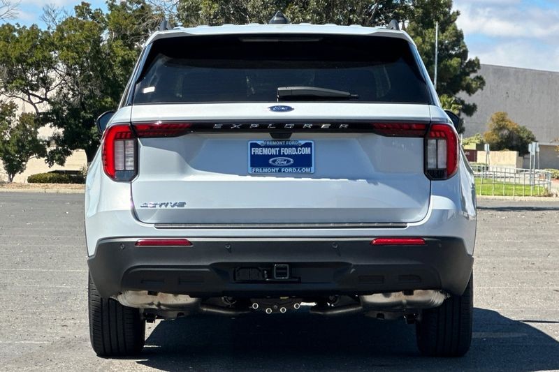 Ford Explorer Vehicle Full-screen Gallery Image 04