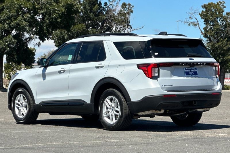 Ford Explorer Vehicle Full-screen Gallery Image 05