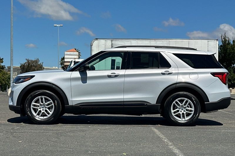 Ford Explorer Vehicle Full-screen Gallery Image 06