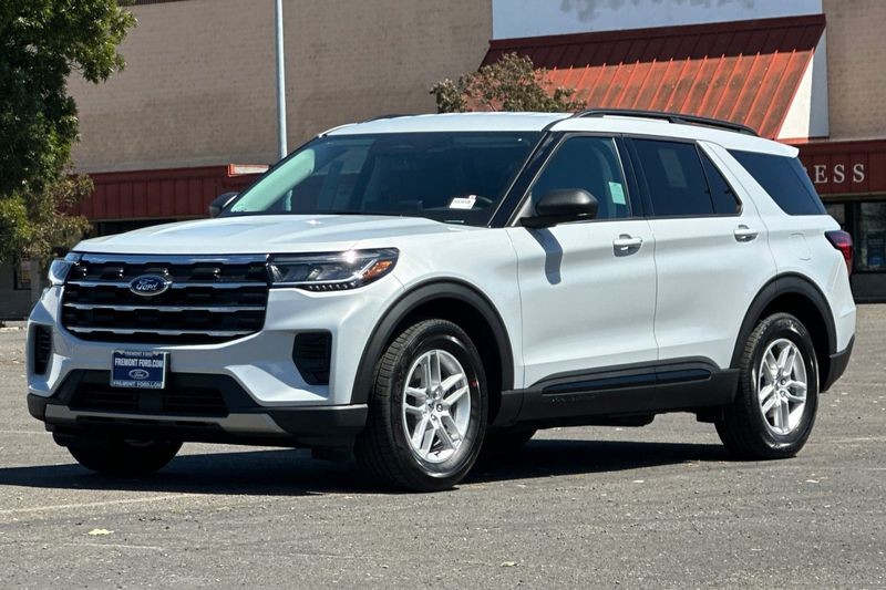Ford Explorer Vehicle Full-screen Gallery Image 07