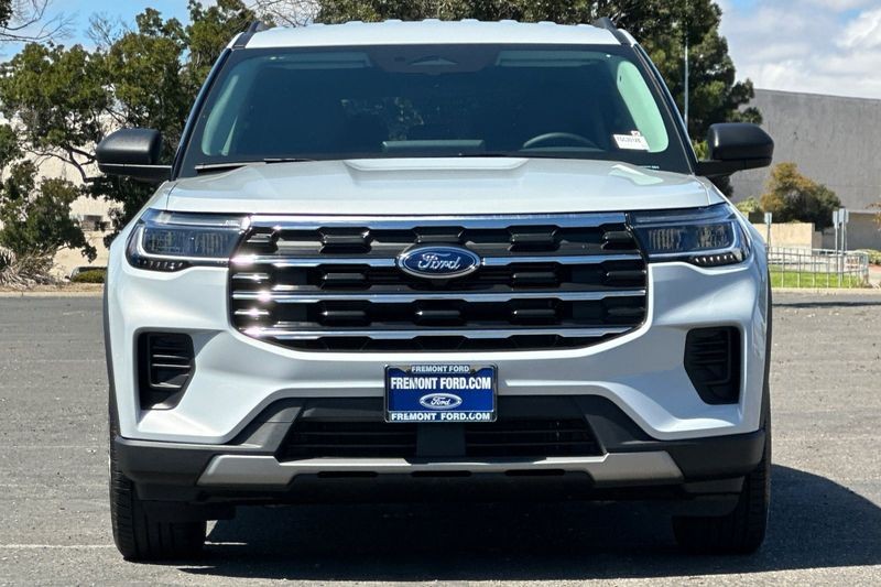 Ford Explorer Vehicle Full-screen Gallery Image 08