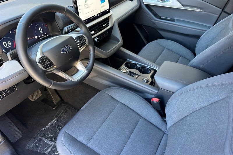 Ford Explorer Vehicle Full-screen Gallery Image 09