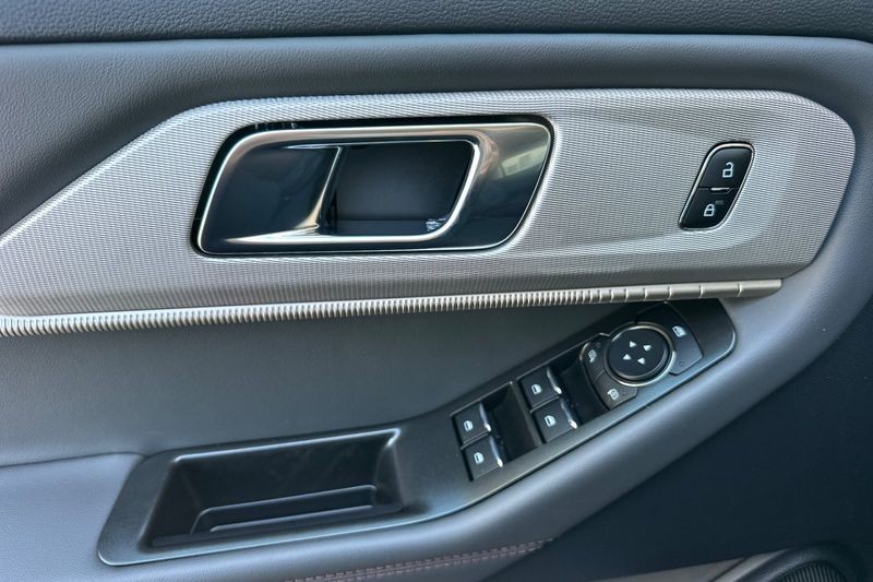 Ford Explorer Vehicle Full-screen Gallery Image 10