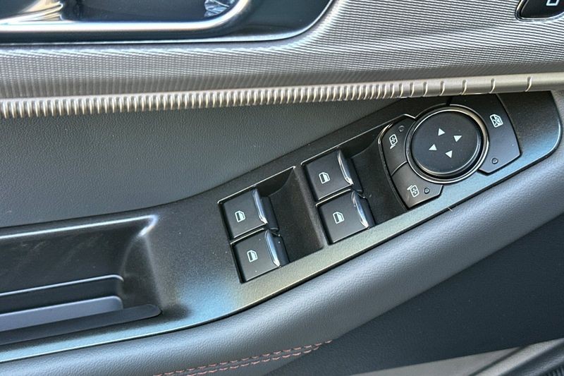 Ford Explorer Vehicle Full-screen Gallery Image 11