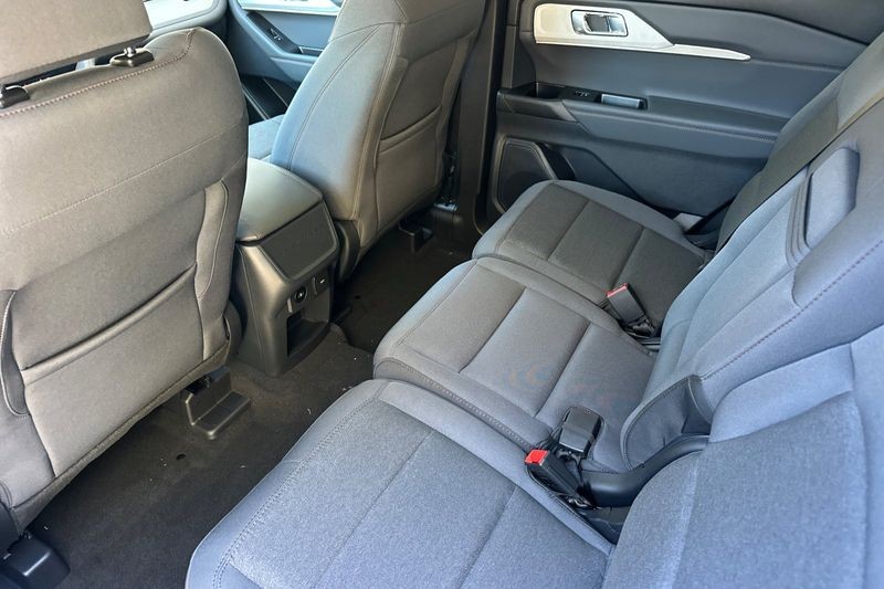 Ford Explorer Vehicle Full-screen Gallery Image 12