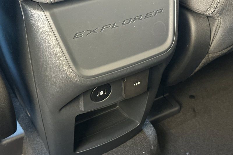 Ford Explorer Vehicle Full-screen Gallery Image 13