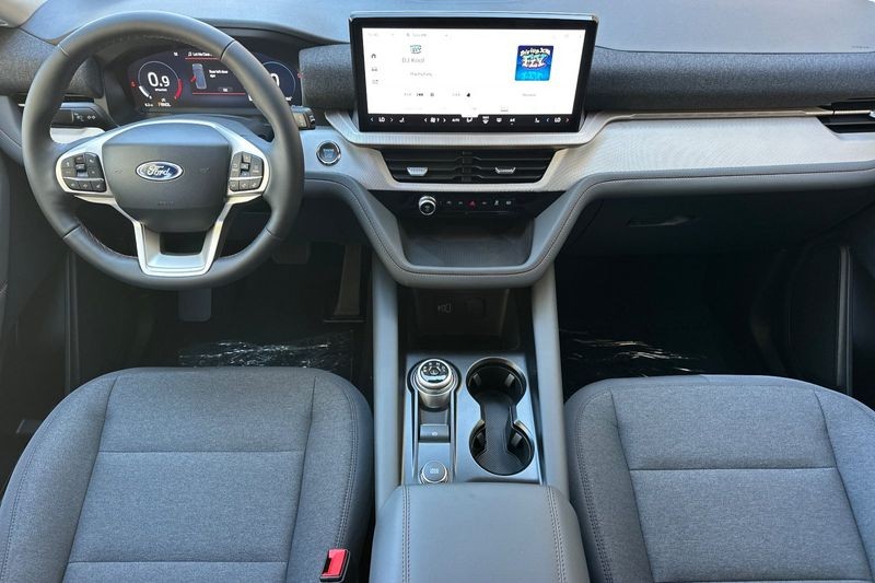 Ford Explorer Vehicle Full-screen Gallery Image 14