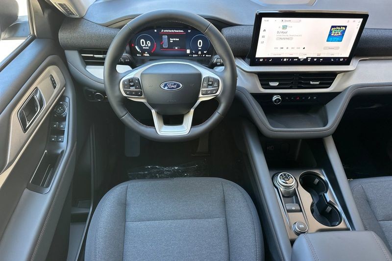 Ford Explorer Vehicle Full-screen Gallery Image 15