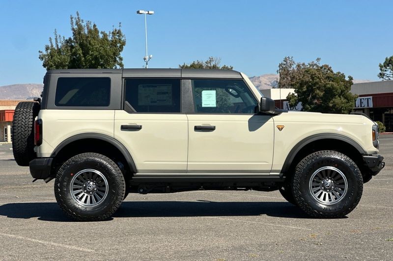 Ford Bronco Vehicle Full-screen Gallery Image 02