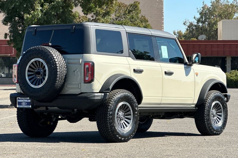 Ford Bronco Vehicle Full-screen Gallery Image 03