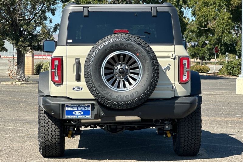 Ford Bronco Vehicle Full-screen Gallery Image 04