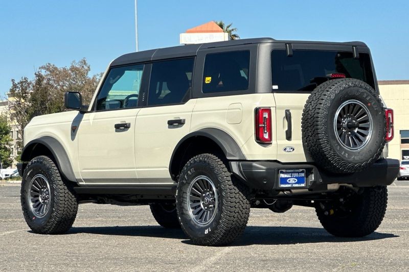 Ford Bronco Vehicle Full-screen Gallery Image 05