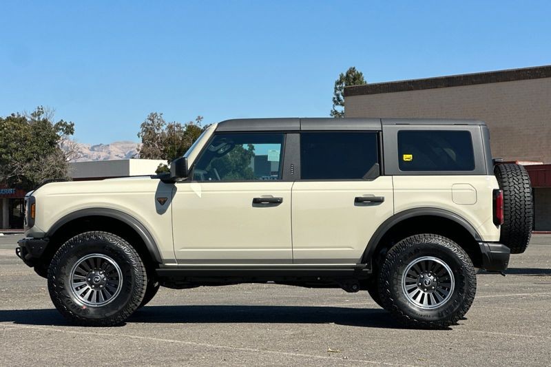 Ford Bronco Vehicle Full-screen Gallery Image 06