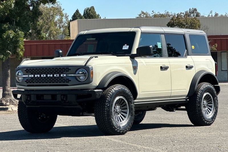 Ford Bronco Vehicle Full-screen Gallery Image 07