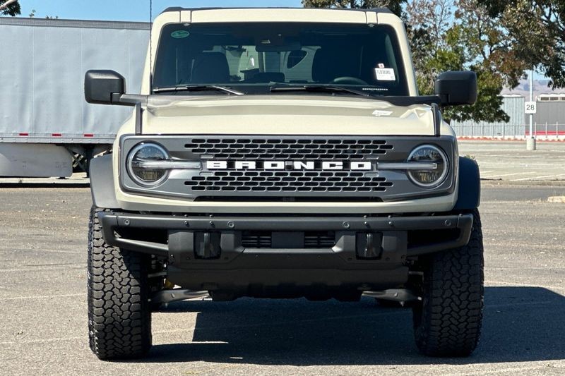 Ford Bronco Vehicle Full-screen Gallery Image 08