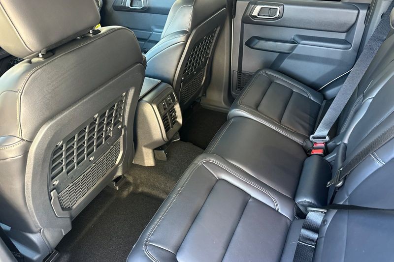 Ford Bronco Vehicle Full-screen Gallery Image 12