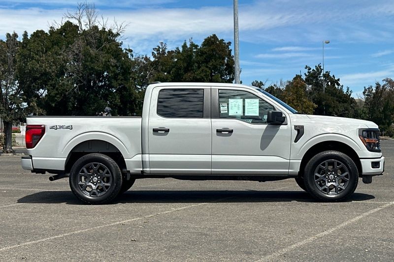 Ford F-150 Vehicle Full-screen Gallery Image 02
