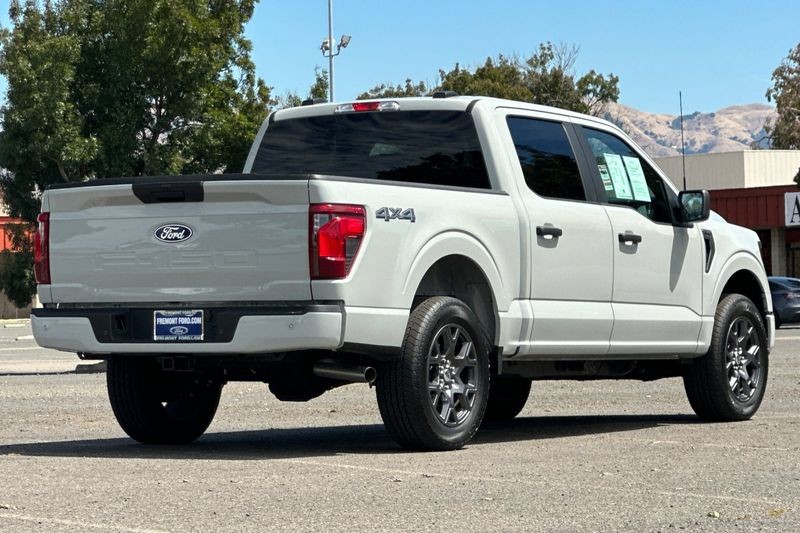 Ford F-150 Vehicle Full-screen Gallery Image 03
