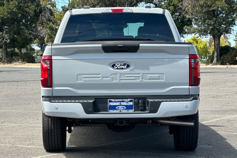 Ford F-150 Vehicle Full-screen Gallery Image 04