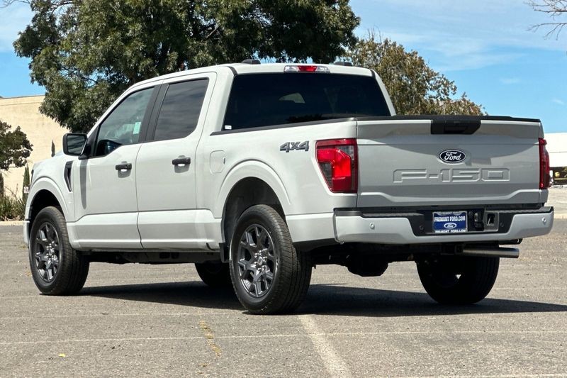 Ford F-150 Vehicle Full-screen Gallery Image 05