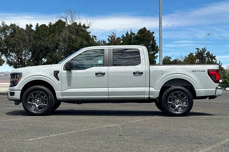 Ford F-150 Vehicle Full-screen Gallery Image 06