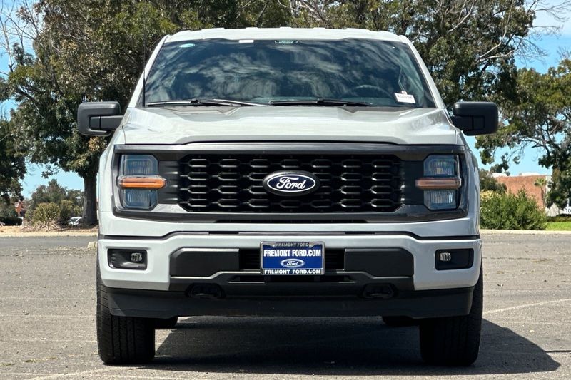 Ford F-150 Vehicle Full-screen Gallery Image 08